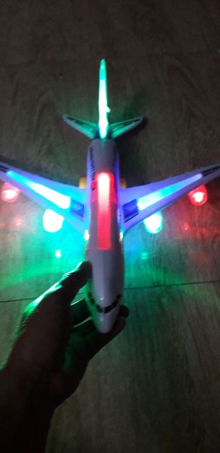 Mô hình máy bay Airbus A330 có nhạc và đèn Led bằng nhựa tặng kèm pin dài 38cm
