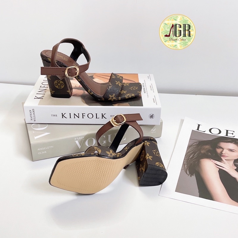 Sandal da mềm khoá gài hoạ tiết chữ gót vuông 8p