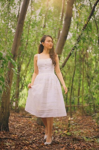 Đầm trắng hai dây dáng xoè