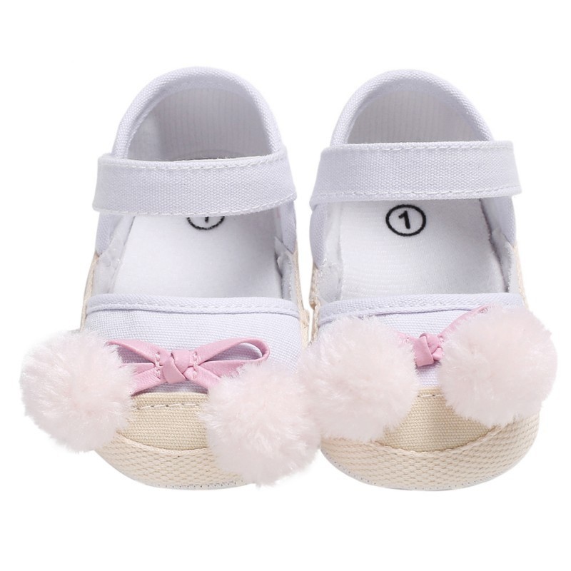 Đôi giày búp bê đế mềm gắn quả bông nhỏ dễ thương cho bé gái