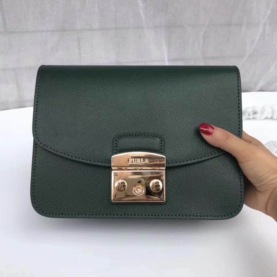 Túi Nữ FURLA METROPOLIS HÀNG VIỆT NAM XUẤT chi tiết chuẩn, từ đường keo mũi chỉ đến logo khắc đều sắc nét