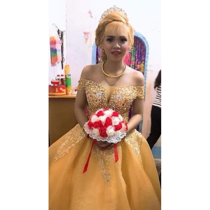 hoa sáp cầm tay cô dâu