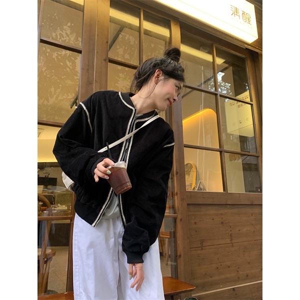 Áo khoác bomber nhung đen dáng ngắn phối hoạ tiết trắng cá tính Yannie