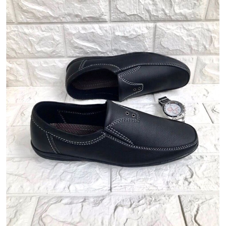 Giày lười nam mẩu mới..kiểu dáng đẹp..da mềm..mã GM11..size từ 39-44..Đế khâu sẵn toàn bộ rất chắc chắn