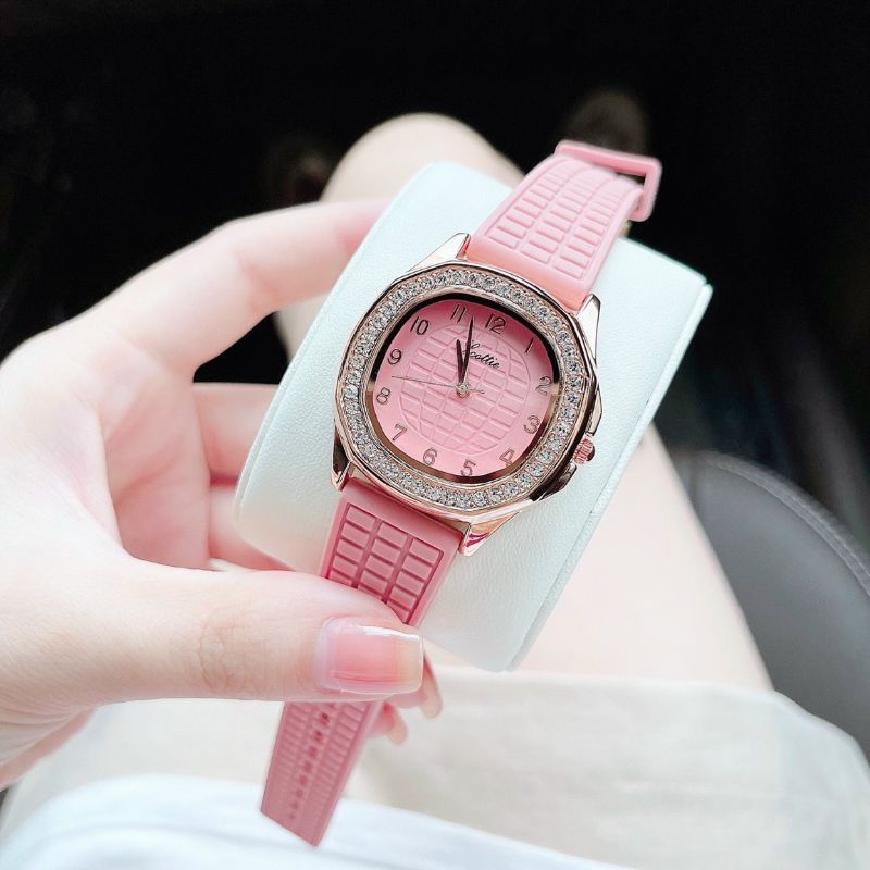 Mẫu tiểu thư mặt oval