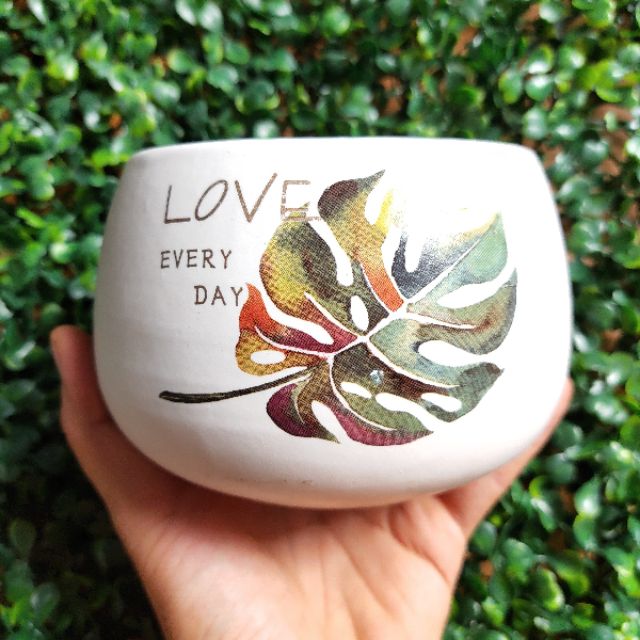 Chậu tròn hạt dẻ in hình S3 có kèm đĩa, trồng cây phong thủy, cây để bàn, sen đá, xương rồng đẹp