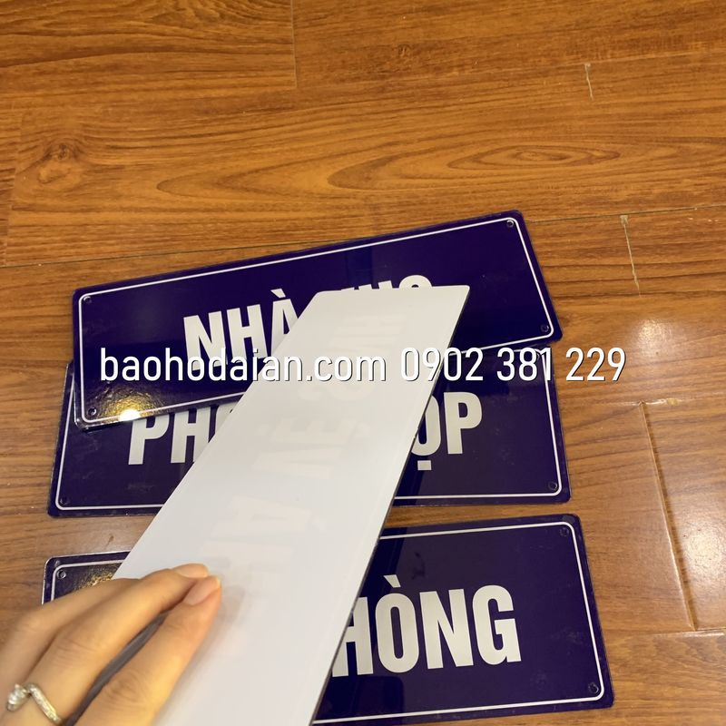 Bảng mica chỉ dẫn phòng ban kích cỡ 10 x 30cm