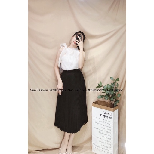 Chân váy dập li xếp li dài và áo cổ yếm