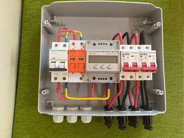 Tủ hoà lưới điện mặt trời 1 pha 2 string, có màn hình đo công suất phát 4-8 KWp