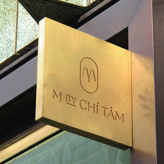 [Phong cách châu âu] Hộp đèn quảng cáo hút nổi mica - Có đèn led