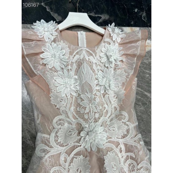 Váy ren hoa trắng.