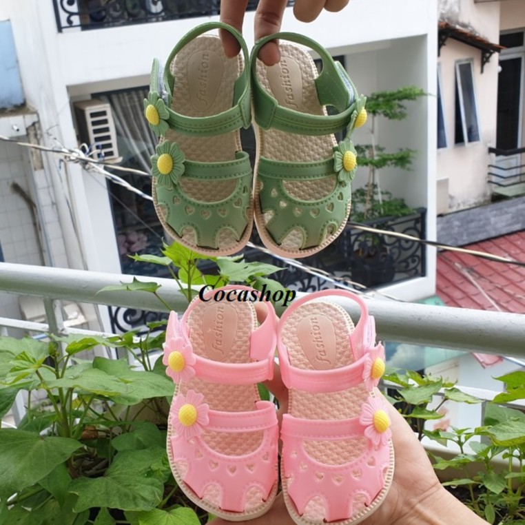 Giày sandal quai dán thoáng chân cao su mềm cho bé gái đế siêu êm chân đính hoa mai