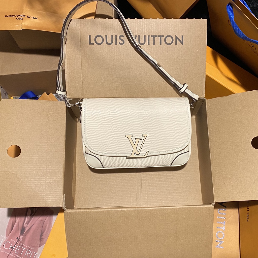 Túi Xách Thời Trang👜👜LV BUCI 2022 SPSL Màu Trắng SIZE : 25 X 15 CM