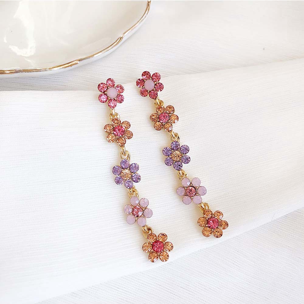 Khuyên tai nữ trang tạo hình độc đáo