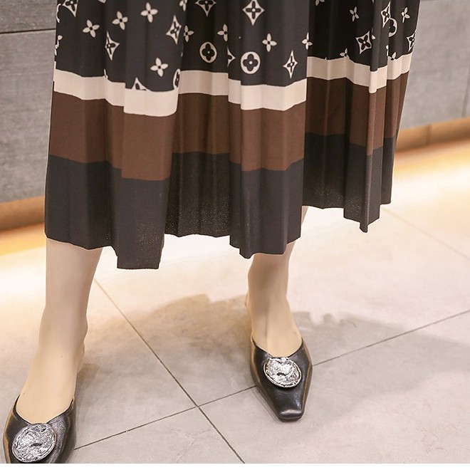 Chân Váy Xếp Ly Dáng Dài Màu Đen Cạp Thun Hàng Loại 2 FreeShip, Chân Váy Xòe Dài Tới Gối Chất Lụa Họa Tiết Độc Đáo Nhất | BigBuy360 - bigbuy360.vn