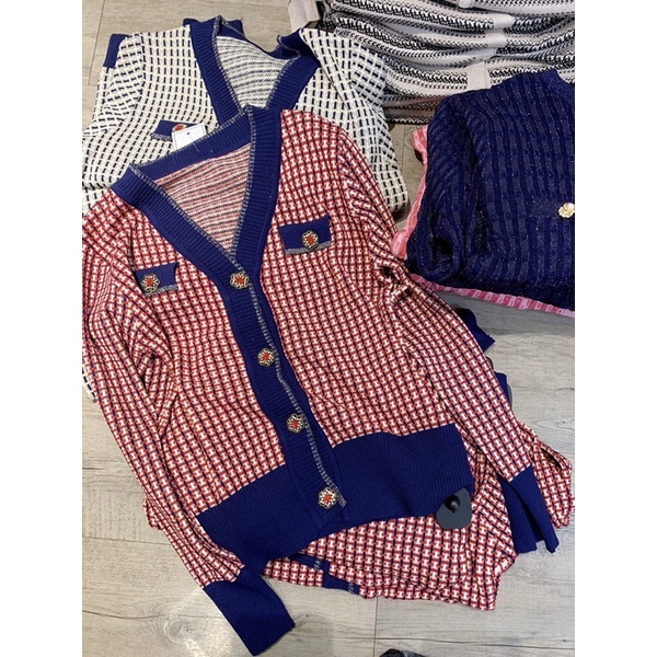 [ DEAL SL -20%] Áo len dày họa tiết phối cúc đá 2 màu A2921 Aholic