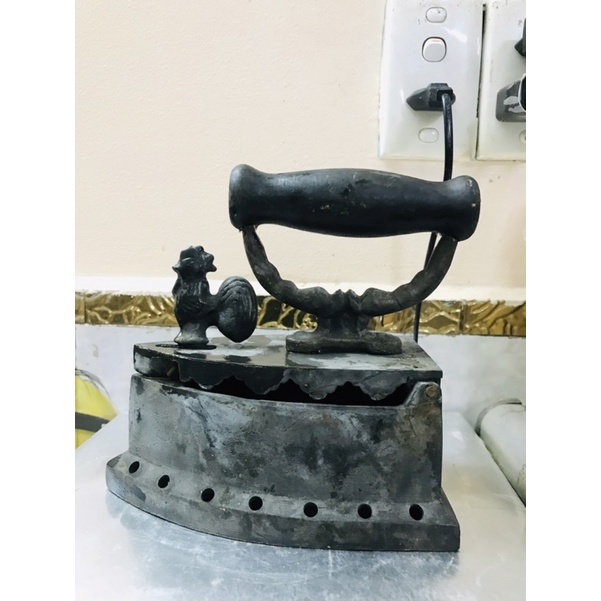 BÀN ỦI CON GÀ CŨ