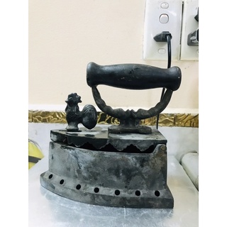 Bàn ủi con gà cũ