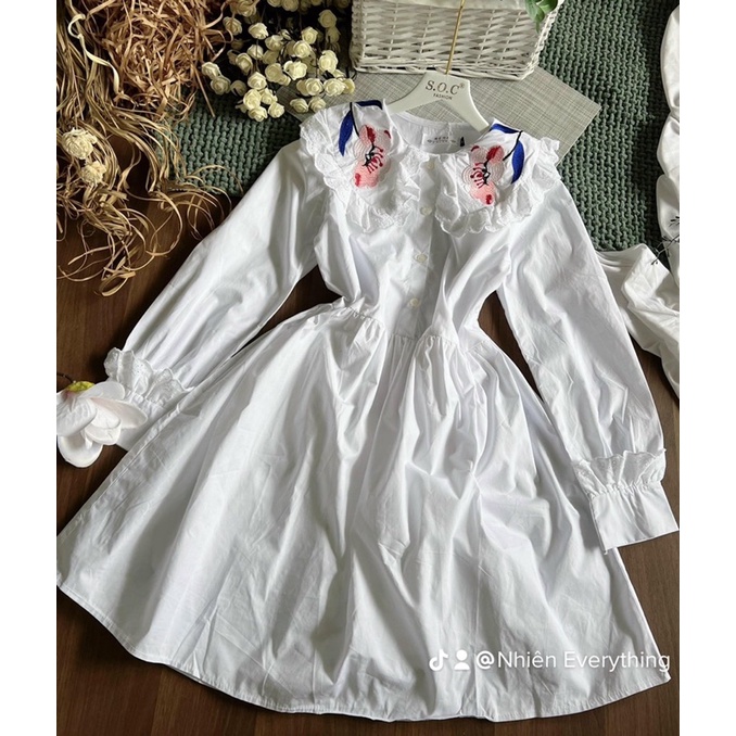Đầm trắng tiểu thư tay dài cổ bèo thêu hoa