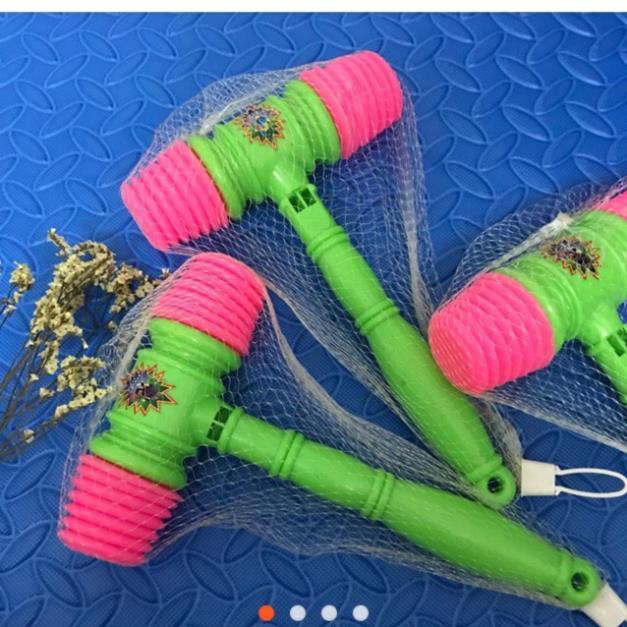 Búa nhựa kêu cho bé