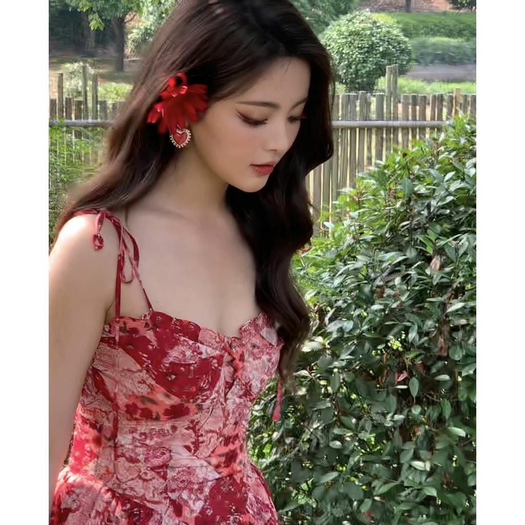 Váy hai dây đỏ xòe họa tiết hoa Dương Siêu Việt