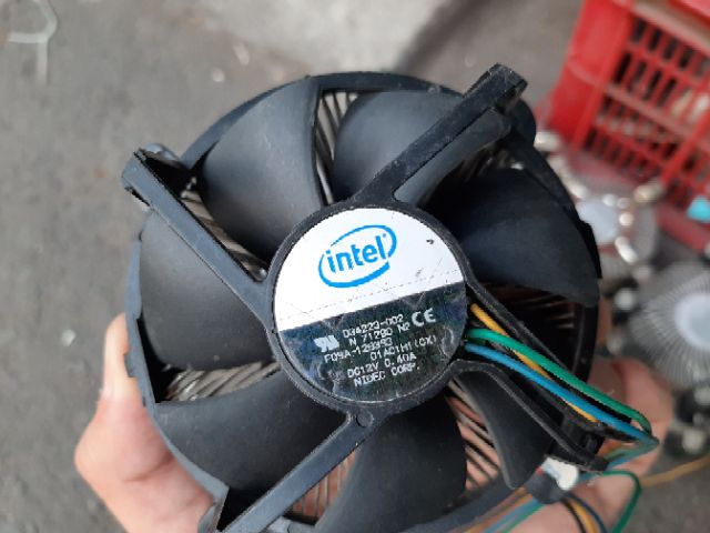 1 cái nhôm và quạt tản nhiệt intel về chế đồ, tản nhiệt led. Rã từ thùng cpu.. 589nhattao