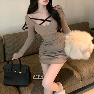 Đầm ôm phối ren vạt chéo xếp ly quyến rũ