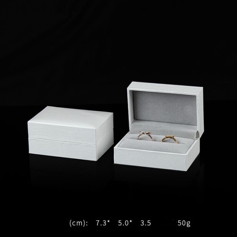 1 Hộp Đựng Trang Sức Bằng Da Màu Đen/Vàng/Xám Kích Thước 7.3x4.8x3.4cm Có Hai Vòng Nhẫn Tiện Dụng