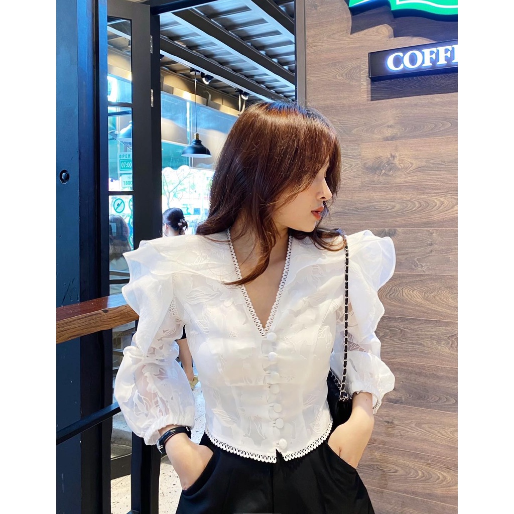 Áo kiểu cổ tim CHARMO dài tay ren hoa in, không co giãn, có độ đơ vừa phải tạo sự bồng bềnh, đứng form Lily Lace Top | BigBuy360 - bigbuy360.vn