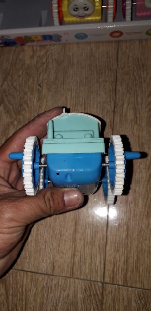 Chiếc xe chạy chớn nhào lộn bằng nhựa rất đẹp