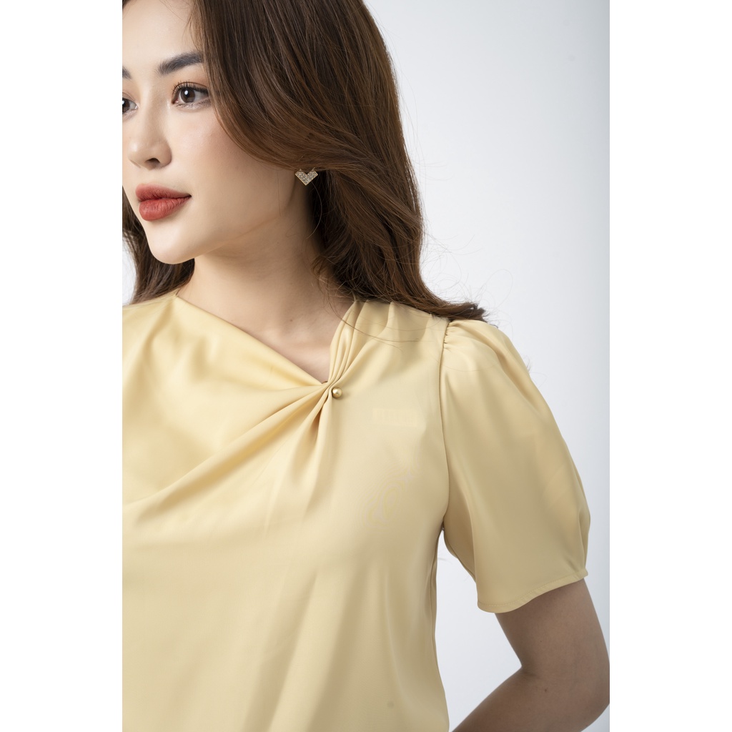 Áo sơ mi nữ dáng suông thời trang công sở cao cấp vải lụa xếp ly ngực trang trí, tay ngắn FIONA F552009