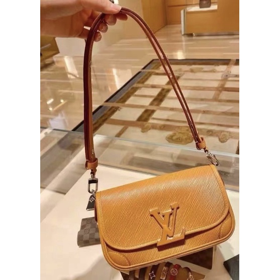 Túi đeo Louis Vuitton new Dáng kẹp nách hot hit Box vip nam châm - 2 mầu size 24cm