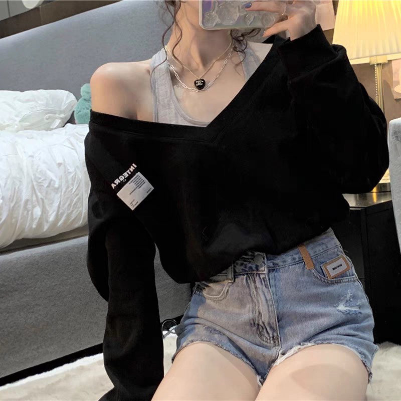 Áo cổ tim trễ vai kèm áo 3 lỗ bên trong  phong cách Hàn Quốc