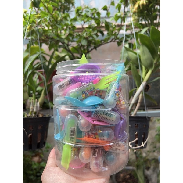 Kẹo mút kèm đồ chơi dụng cụ nhà bếp cho bé