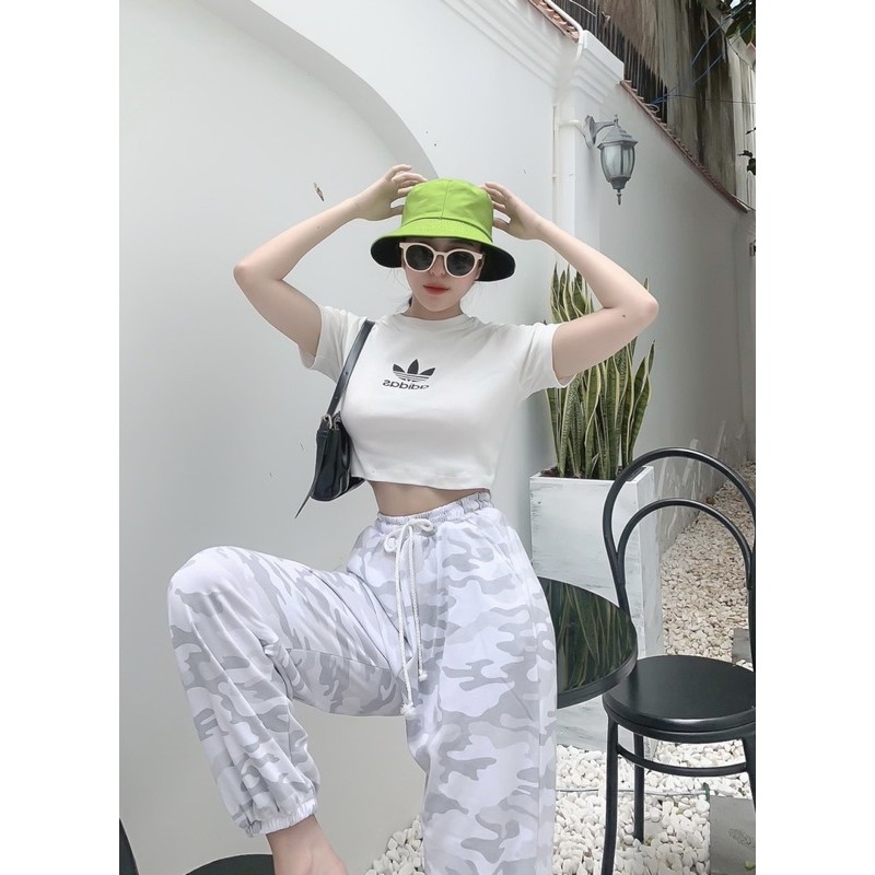 Set croptop logo trắng kèm quần jogger lính