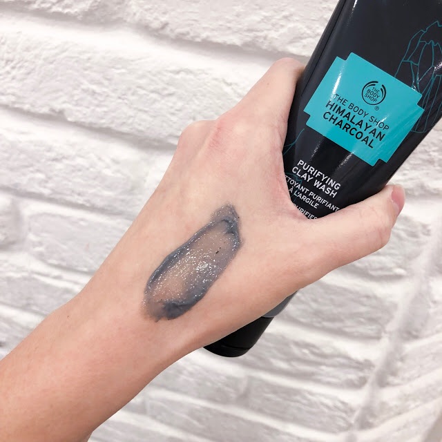 Sữa rửa mặt The Body Shop Himalayan Charcoal Purifying Clay Wash