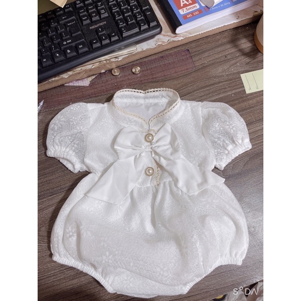Bodysuit Trắng Cổ Tàu Cộc Tay Kèm Mũ Cho Bé Thôi Nôi, Đầy Tháng