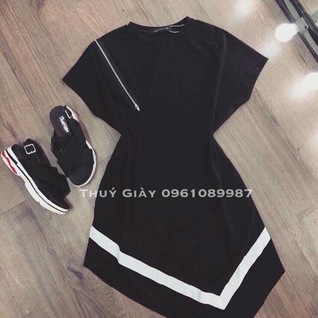 Đầm zara tà xéo hot hit vai có ba tia kiểu ..chất dày .phom suông .bầu bí có thể mặc được luôn ạ .tầm 50_58 kí mặc vừa