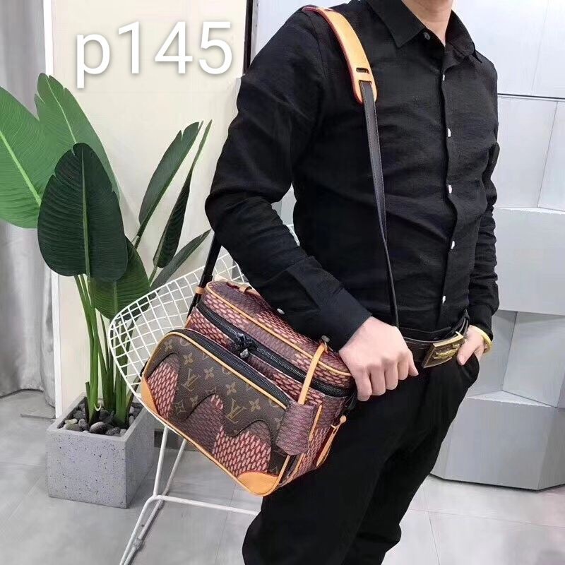 Túi đeo chéo nam cao cấp nhiều ngăn để đồ tiện dụng có thể được dùng như túi máy ảnh.