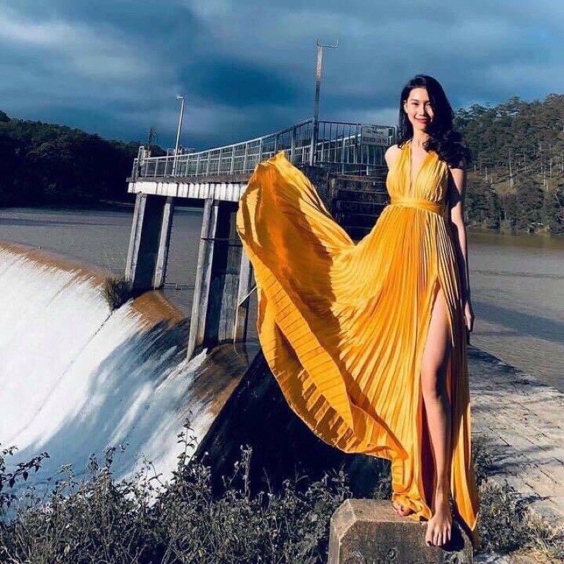 Đầm maxi yếm dập li vàng hở lưng đi biển du lịch cao cấp xẻ tà cột dây chất liệu phi lụa