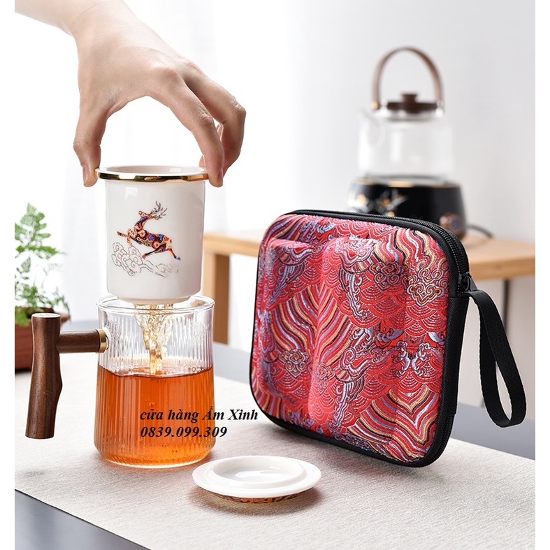 Bộ ấm chén pha trà bằng thủy tinh và sứ vẽ họa tiết hươu vàng (Có kèm túi du lịch chống va đập)