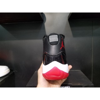 giày bóng rổ jordan 11 đen đỏ .