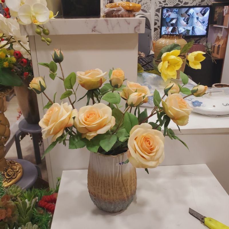 Hoa lụa, hoa giả, bình hoa hồng vàng nhập khẩu cao cấp kt 40*40 cm y hình. bình gốm xuất khẩu  hàn quốc