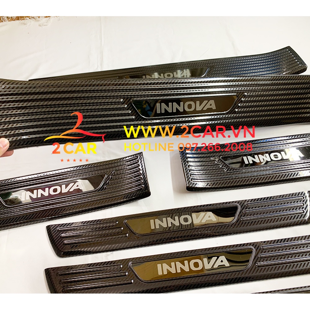 Ốp bậc cửa, Nẹp bước chân CARBON xe Toyota Innova đời 2017-2021 vân cacbon cao cấp
