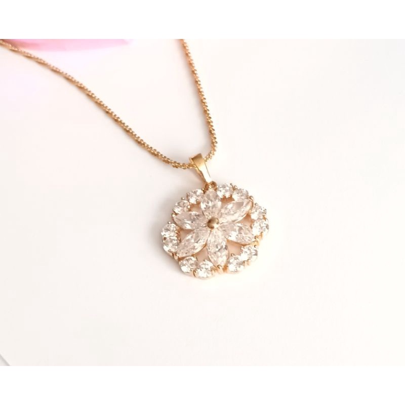 Vòng cổ dây chuyền bông mai Titan không đen 6 cánh đá pha lê vip