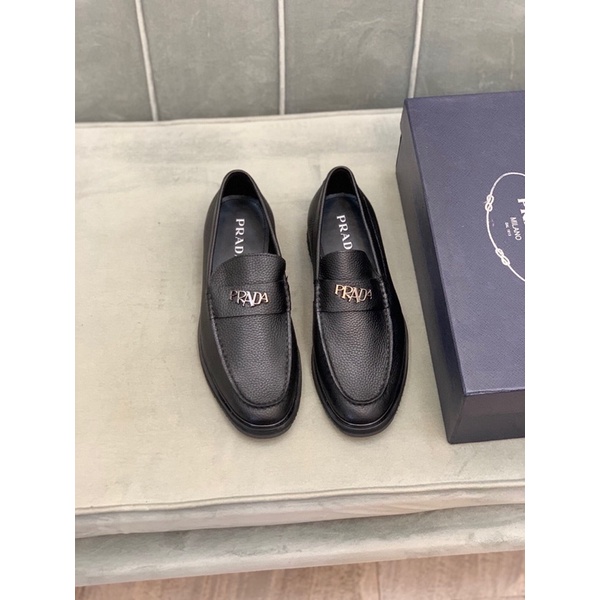 giày tây nam vân da bò logo chữ kim loại đính trang trí prada