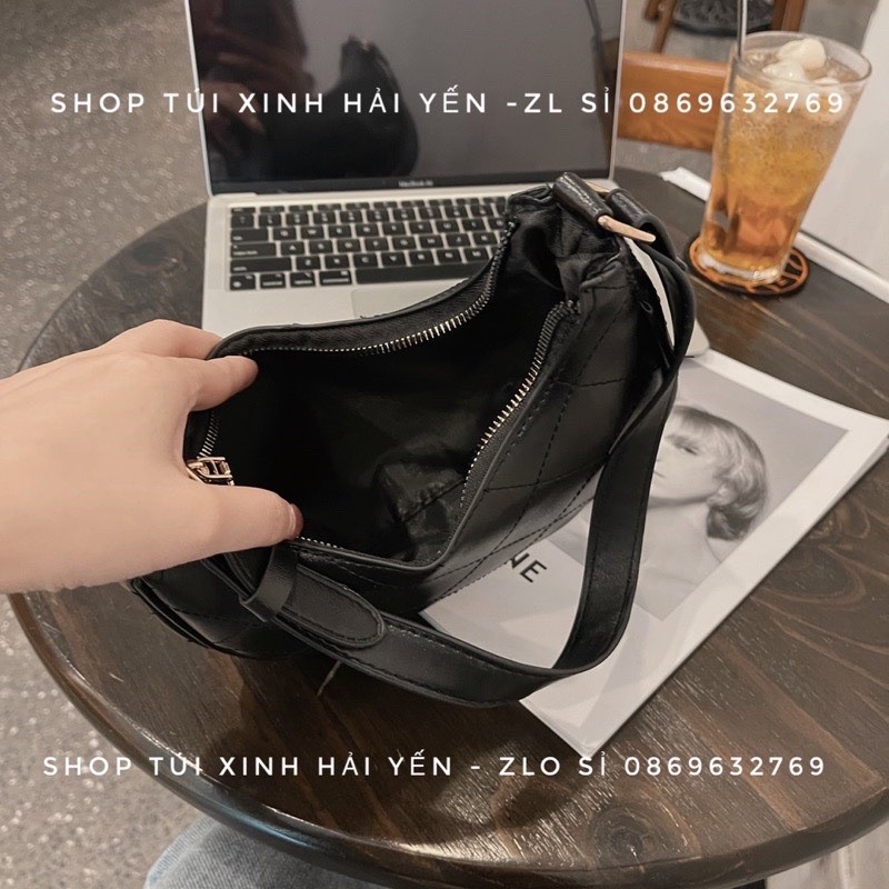 Túi kẹp nách, đeo vai trần ô trám logo nổi đáy túi
