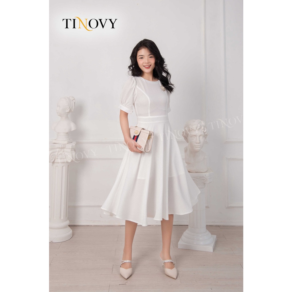 Đầm Trắng Xốp Có Tay TINOVY D22613