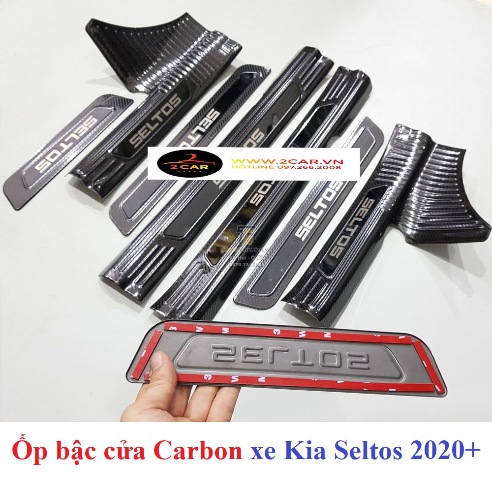 Ốp bậc cửa, nẹp bước chân trong, ngoài Carbon xe Kia Seltos 2020- 2021- 2022, vân cacbon cao cấp