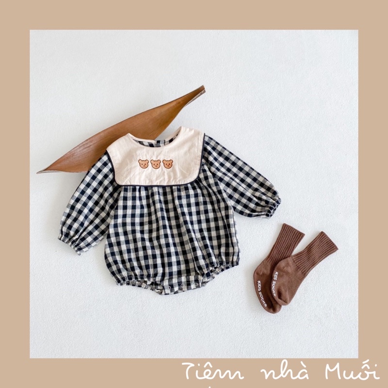 Bodysuit kẻ cổ yếm thêu gấu phong cách Hàn cho bé 5kg-13kg